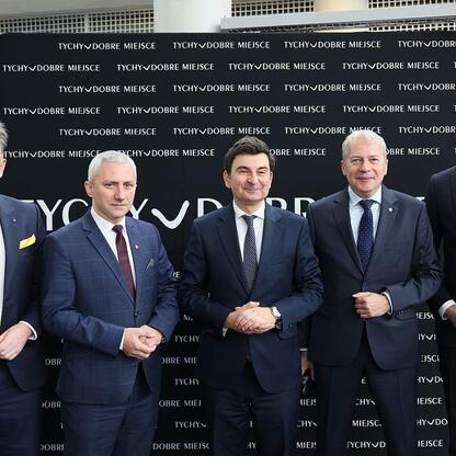 Marszałek Wojciech Saługa prowadzi panel dyskusyjny na konferencji o bezpieczeństwie i odporności cywilnej i gospodarczej w Tychach. (wygenerowano przez AI)