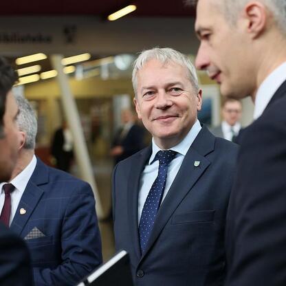 Wojciech Saługa, Marszałek Województwa Śląskiego, prowadzi dyskusję na konferencji o bezpieczeństwie i odporności cywilnej i gospodarczej. (wygenerowano przez AI)