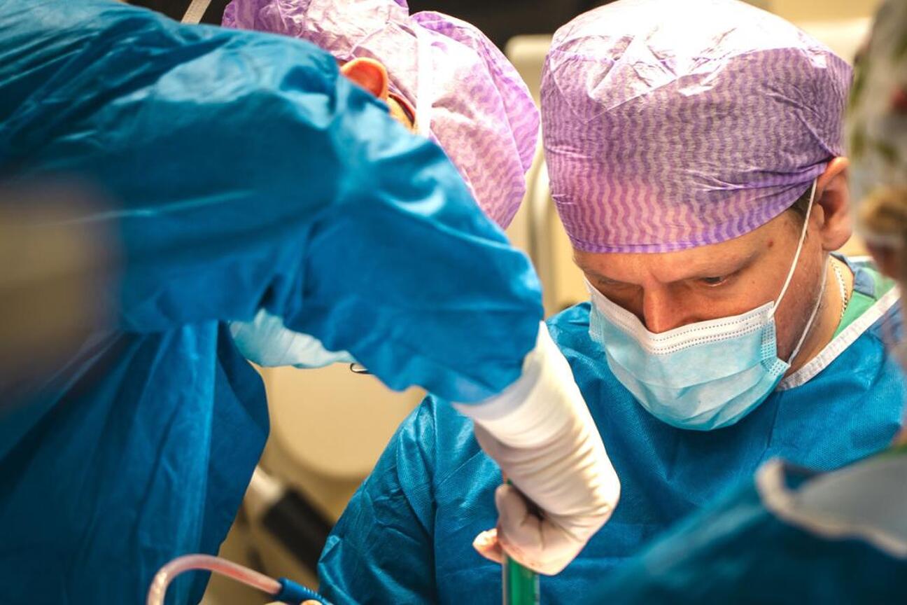 Neurochirurgowie z Wojewódzkiego Szpitala Specjalistycznego w Sosnowcu przeprowadzają pierwszy w Europie Środkowo-Wschodniej zabieg wszczepienia programowalnej zastawki komorowo-otrzewnowej. (wygenerowano przez AI)