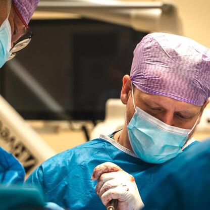 Neurochirurgowie z Wojewódzkiego Szpitala Specjalistycznego w Sosnowcu przeprowadzają pierwszy w Europie Środkowo-Wschodniej zabieg wszczepienia programowalnej zastawki komorowo-otrzewnowej. (wygenerowano przez AI)