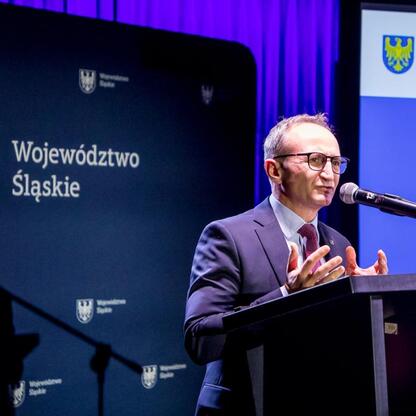 Grzegorz Boski, Wicemarszałek Województwa Śląskiego, przemawia na Forum Sołtysów. (wygenerowano przez AI)
