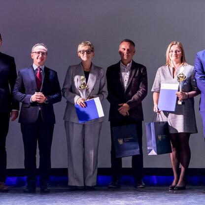 Wicemarszałek Grzegorz Boski wręcza nagrody zwycięzcom konkursu 