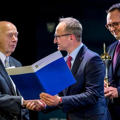 Wicemarszałek Grzegorz Boski wręcza nagrodę zwycięzcy konkursu 