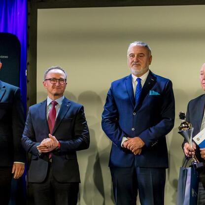 Wicemarszałek Grzegorz Boski wręcza nagrody laureatom konkursu 
