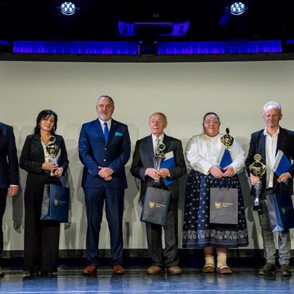 Grzegorz Boski, wicemarszałek, wręcza nagrody laureatom konkursu 