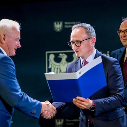 Grzegorz Boski, wicemarszałek, wręcza nagrody zwycięzcom konkursu 