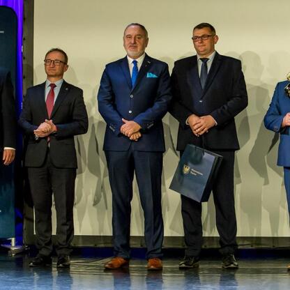 Wicemarszałek Grzegorz Boski wręcza nagrodę zwycięzcy konkursu 