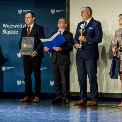 Wicemarszałek Grzegorz Boski wręcza nagrody zwycięzcom konkursu 