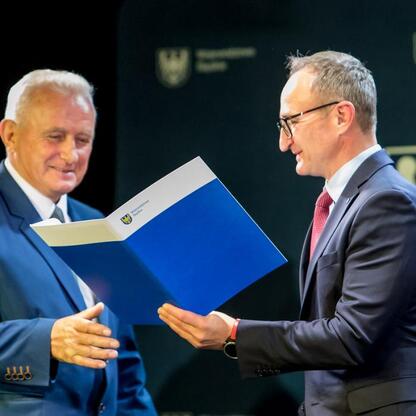 Grzegorz Boski, wicemarszałek, wręcza nagrody w konkursie 