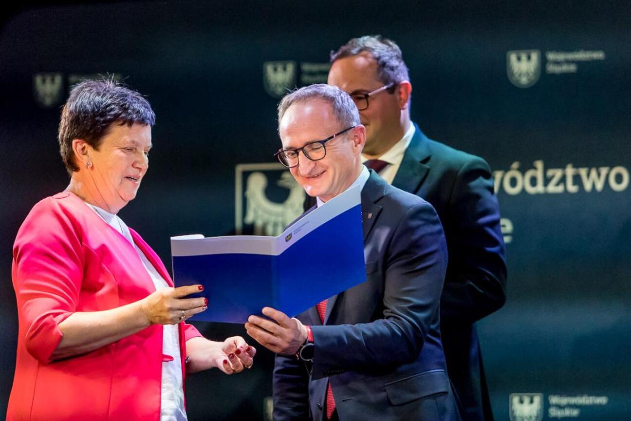 W czasie Forum Sołtysów w Koszęcinie, uczestnicy wzięli udział w ceremonii wręczenia nagród za konkurs "Piękna wieś Województwa Śląskiego". (wygenerowano przez AI)
