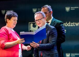 W czasie Forum Sołtysów w Koszęcinie, uczestnicy wzięli udział w ceremonii wręczenia nagród za konkurs "Piękna wieś Województwa Śląskiego". (wygenerowano przez AI)