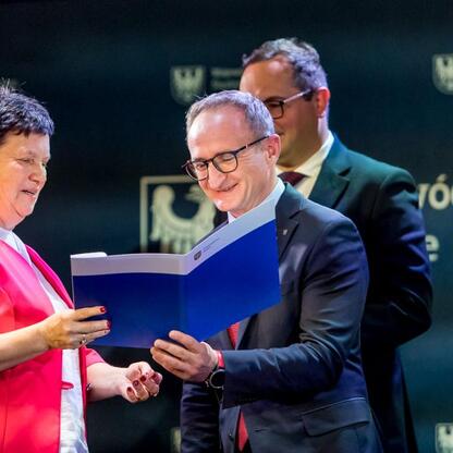 Grzegorz Boski, wicemarszałek, wręcza nagrody w konkursie 