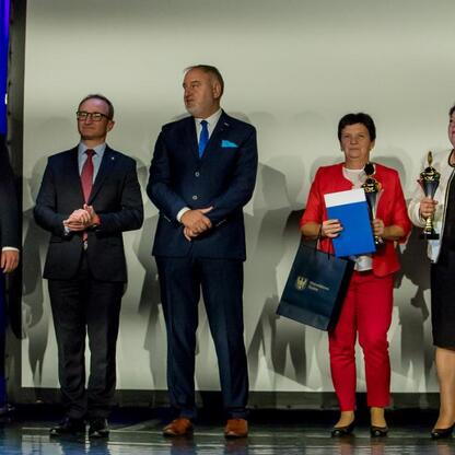 Wicemarszałek Grzegorz Boski wręcza nagrody zwycięzcom konkursu 