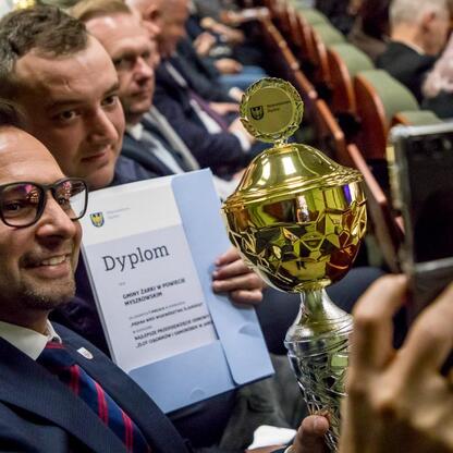 Na Forum Sołtysów w Koszęcinie, uczestnik otrzymuje nagrodę za konkurs 