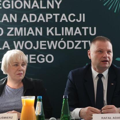 Członek Zarządu Województwa Rafał Adamczyk prowadzi spotkanie w ramach Regionalnego Planu Adaptacji do zmian klimatu dla Śląska. (wygenerowano przez AI)