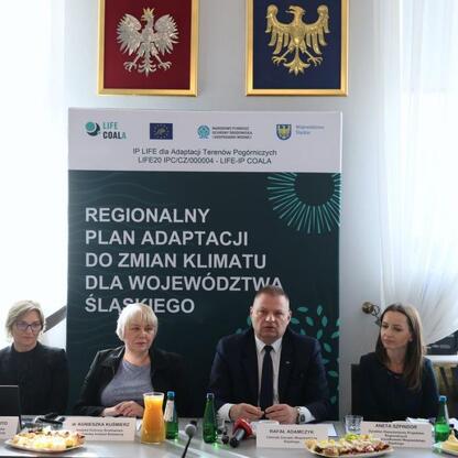 Członek Zarządu Województwa Śląskiego Rafał Adamczyk omawia Regionalny Plan Adaptacji do zmian klimatu dla Śląska. (wygenerowano przez AI)