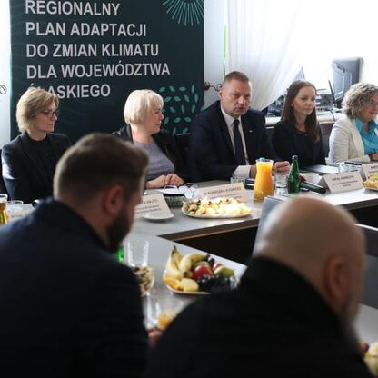 Członek Zarządu Województwa Śląskiego Rafał Adamczyk prowadzi dyskusję o Regionalnym Planie Adaptacji do zmian klimatu dla Śląska. (wygenerowano przez AI)