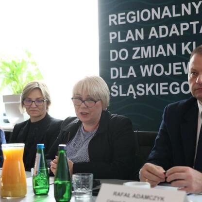 Członek Zarządu Województwa Rafał Adamczyk prowadzi spotkanie dotyczące Regionalnego Planu Adaptacji do zmian klimatu w Silesia. (wygenerowano przez AI)