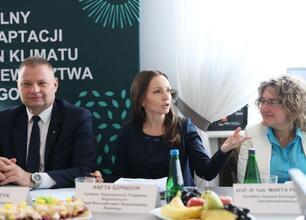 Rafał Adamczyk, członek Zarządu Województwa Śląskiego, podczas wywiadu na konferencji prasowej. (wygenerowano przez AI)
