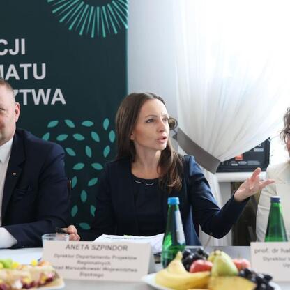 Członek Zarządu Województwa Rafał Adamczyk uczestniczy w panelu dyskusyjnym dotyczącym Regionalnego Planu Adaptacji do zmian klimatu w Silesia. (wygenerowano przez AI)