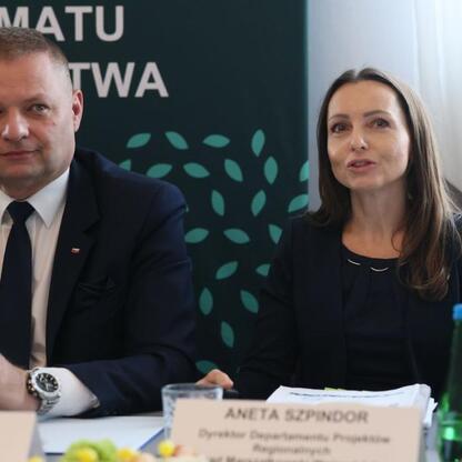 Członek Zarządu Województwa Rafał Adamczyk uczestniczy w dyskusji dotyczącej Regionalnego Planu Adaptacji do zmian klimatu w Śląskim. (wygenerowano przez AI)