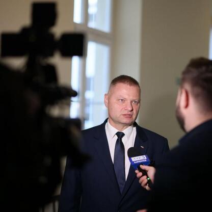 Rafał Adamczyk, członek Zarządu Województwa Śląskiego, podczas wywiadu na konferencji prasowej. (wygenerowano przez AI)