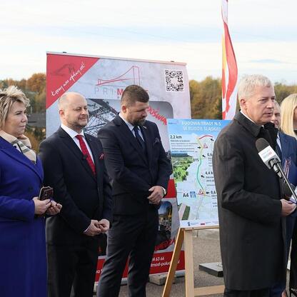 Wojciech Saługa, Marszałek Województwa Śląskiego, wraz z dygnitarzami i przedstawicielami mediów podczas konferencji prasowej, omawiają projekt N-S w Ruda Śląska. (wygenerowano przez AI)