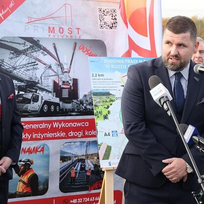 W trakcie konferencji prasowej omawiany jest ostatni etap budowy trasy N-S, ważnej inwestycji drogowej w regionie Śląskim. (wygenerowano przez AI)