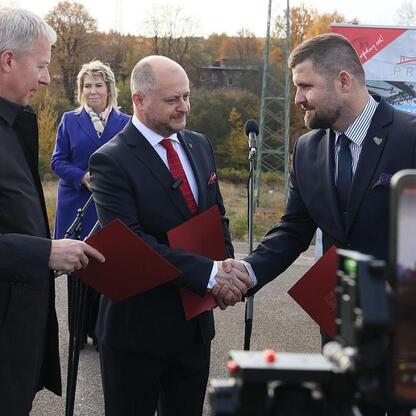 Wojciech Saługa, Marszałek Województwa Śląskiego, podpisuje umowę z Primost Południe, zakończając projekt Trasy N-S. (wygenerowano przez AI)