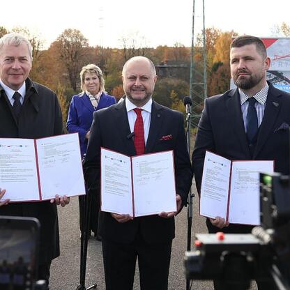 Wojciech Saługa, Marszałek Województwa Śląskiego, podczas briefingu prasowego o finalnym etapie budowy Trasy N-S, która połączy A4 z Drogową Trasą Średnicową. (wygenerowano przez AI)