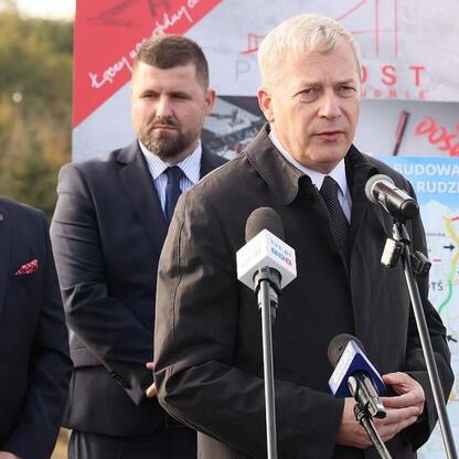 Wojciech Saługa, Marszałek Województwa Śląskiego, przemawia na konferencji prasowej o budowie trasy N-S w Rudzkie Śląskie. (wygenerowano przez AI)