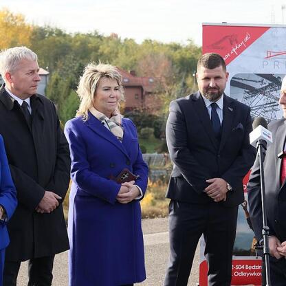Grupa oficjalnych osób przedstawiających projekt budowy mostu w regionie Śląskim. (wygenerowano przez AI)