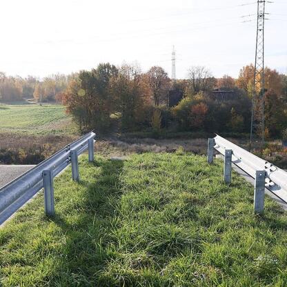 Nowo wybudowana odcinek Trasy N-S, łączący ul. Bielszowicką z A4, w Śląsku. (wygenerowano przez AI)