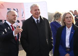 Na budowie trasy N-S w Rudzkie Śląskie, znamy postęp projektu, który połączy Bielszowicką z A4. (wygenerowano przez AI)