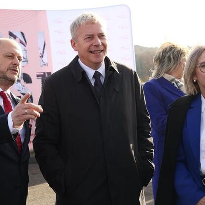 Wojciech Saługa, Marszałek Województwa Śląskiego, oraz jego współpracownicy podczas briefingu prasowego o zakończeniu inwestycji Trasy N-S. (wygenerowano przez AI)