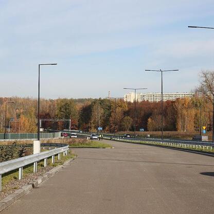 Nowy odcinek Trasy N-S, połączony z A4 i DTŚ, ulepszający ruch drogowy i poprawiający infrastrukturę transportową w Śląsku. (wygenerowano przez AI)