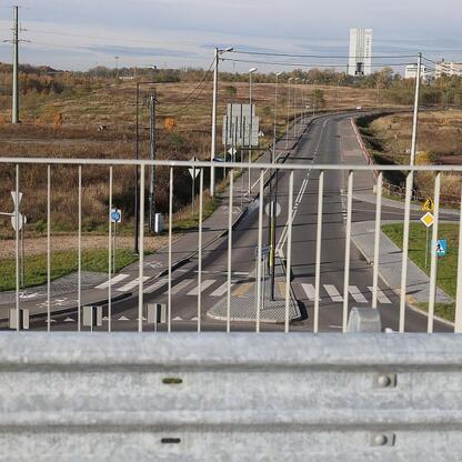 Nowy odcinek Trasy N-S, łączący A4 z DTŚ, w trakcie budowy. (wygenerowano przez AI)