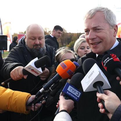 Marszałek Wojciech Saługa w trakcie konferencji prasowej na zakończenie inwestycji drogowej. (wygenerowano przez AI)