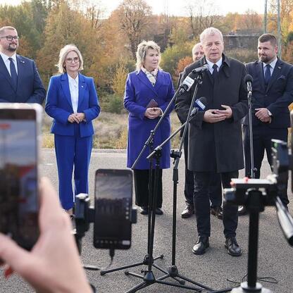 Wojciech Saługa, Marszałek Województwa Śląskiego, prowadzi konferencję prasową na etapie końcowym budowy trasy N-S, łączącej A4 z Drogową Trasą Średnicową. (wygenerowano przez AI)