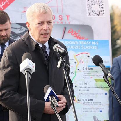 Marszałek Wojciech Saługa przemawia na konferencji prasowej o ostatnim etapie budowy trasy N-S w Ruda Śląska. (wygenerowano przez AI)