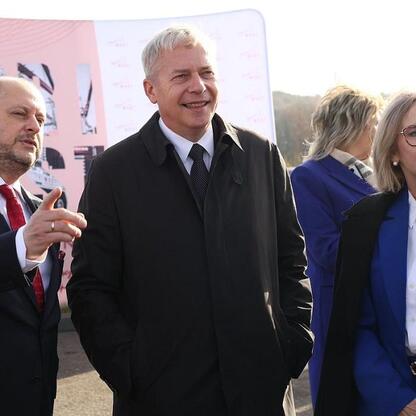 Wojciech Saługa, Marszałek Województwa Śląskiego, gestykuluje podczas briefingu prasowego, podkreślając znaczenie inwestycji w infrastrukturę drogową. (wygenerowano przez AI)