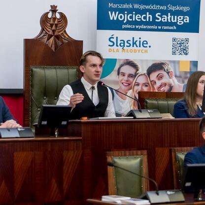 Młodzieżowy Sejmik Województwa Śląskiego uczcił 80. rocznicę Tragedii Górnośląskiej. (wygenerowano przez AI)
