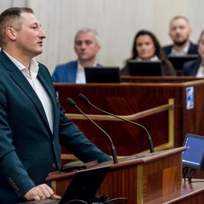 W trakcie sesji Młodzieżowego Sejmiku Województwa Śląskiego, uczestnicy uczestniczą w upamiętnieniu Tragedii Górnośląskiej, podkreślając znaczenie pamięci i przekazywania historii. (wygenerowano przez AI)