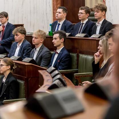 Formalne spotkanie młodych parlamentarzystów w Słonecznym Sejmie Województwa Śląskiego, upamiętniające Tragedię Górnośląską. (wygenerowano przez AI)