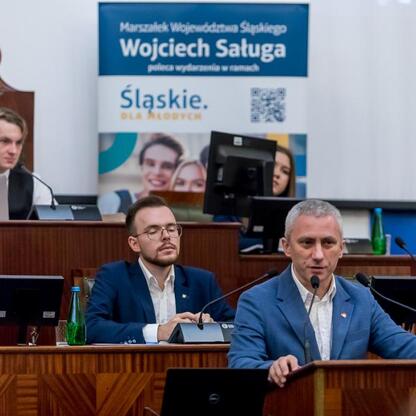 Formalna sesja Młodzieżowego Sejmiku Województwa Śląskiego, upamiętniająca 80. rocznicę Tragedii Górnośląskiej. (wygenerowano przez AI)