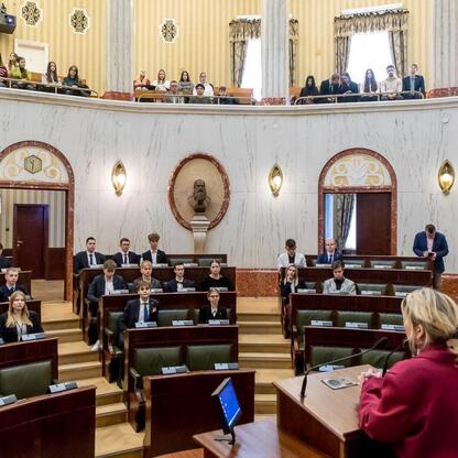 Formalna sesja Młodzieżowego Sejmiku Województwa Śląskiego, uczczenie 80. rocznicy Tragedii Górnośląskiej. (wygenerowano przez AI)