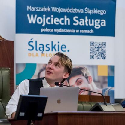 Formalna sesja Młodzieżowego Sejmiku Województwa Śląskiego, upamiętniająca Tragedię Górnośląską. (wygenerowano przez AI)