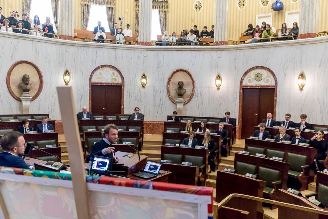 Zebrała się grupa parlamentarzystów w formalnym zjeździe, upamiętniając Tragedię Górnośląską. (wygenerowano przez AI)