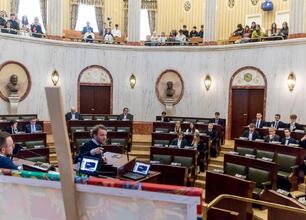 Zebrała się grupa parlamentarzystów w formalnym zjeździe, upamiętniając Tragedię Górnośląską. (wygenerowano przez AI)
