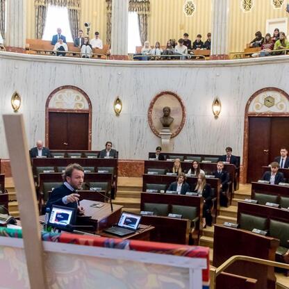 Wizytacja Młodzieżowego Sejmiku Województwa Śląskiego, upamiętniająca 80. rocznicę Tragedii Górnośląskiej. Parlamentarzyści i samorządowcy uczestniczą w ceremonii. (wygenerowano przez AI)